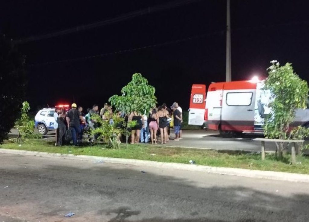 Jovem é morto a tiros durante festa em distribuidora na Vila Independência, saída para cidade de Dueré na madrugada deste sábado(12).