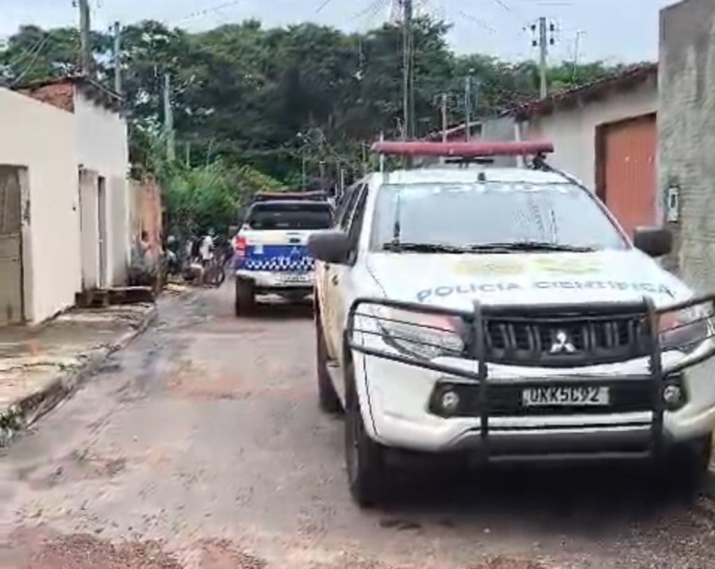 Homem é baleado após investir contra policiais com faca no Setor Vila São José, em Gurupi na tarde desta terça-feira(15). Ele foi socorrido e está hospitalizado.