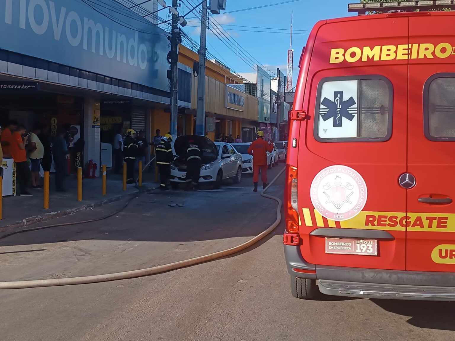 Um carro pegou fogo na Avenida Goiás, mas a rápida ação de populares ajudou a controlar as chamas antes da chegada dos bombeiros.